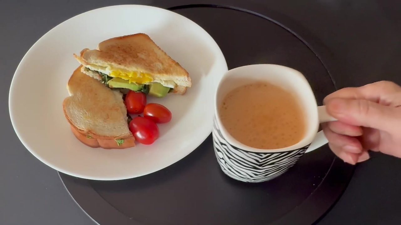Yummy Breakfast Sandwich with Spinach, Mushroom, Egg, and Avocado – Quick & Easy