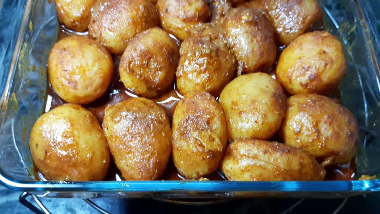Doi Dum Aloo (Yogurt Potato Curry)