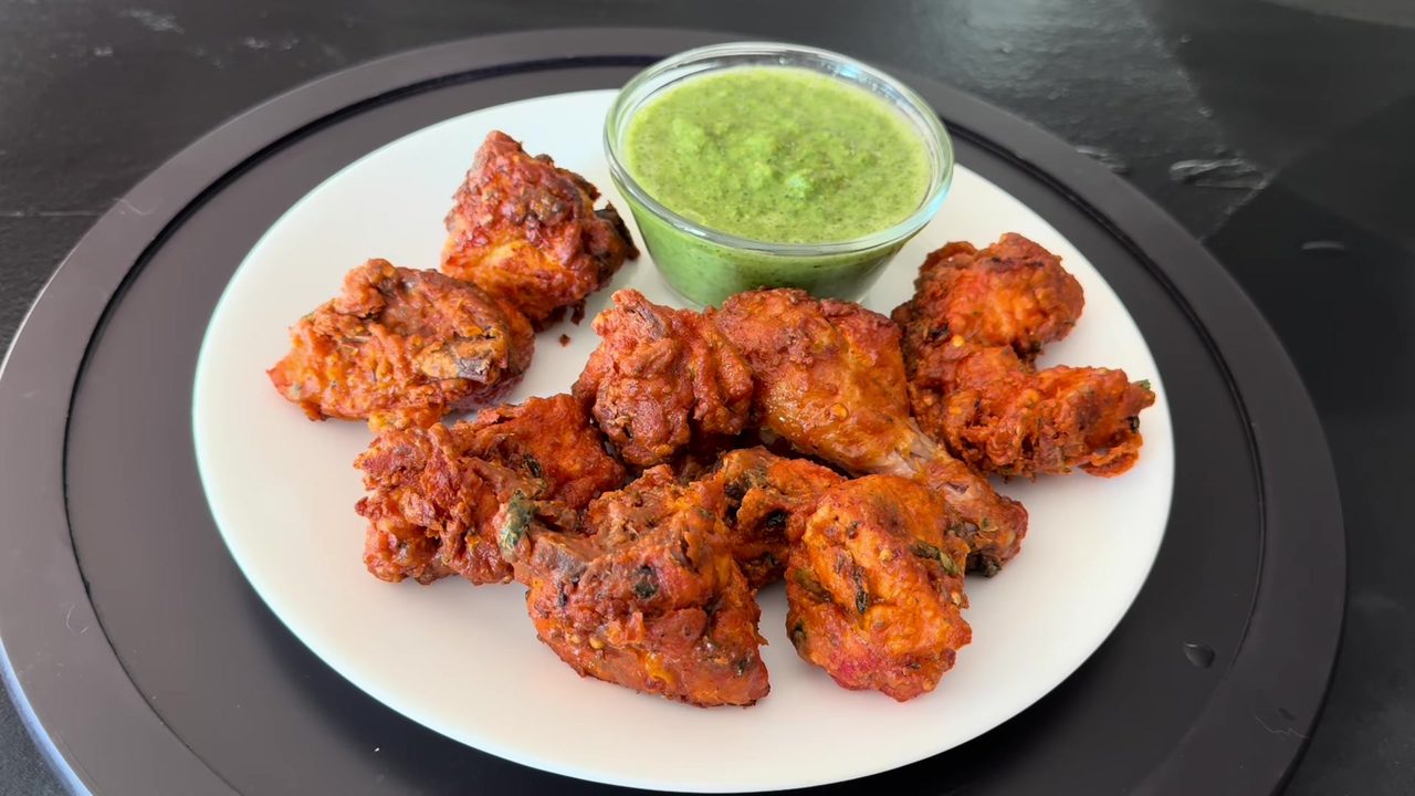 Crispy Chicken Pakora with Green Chutney